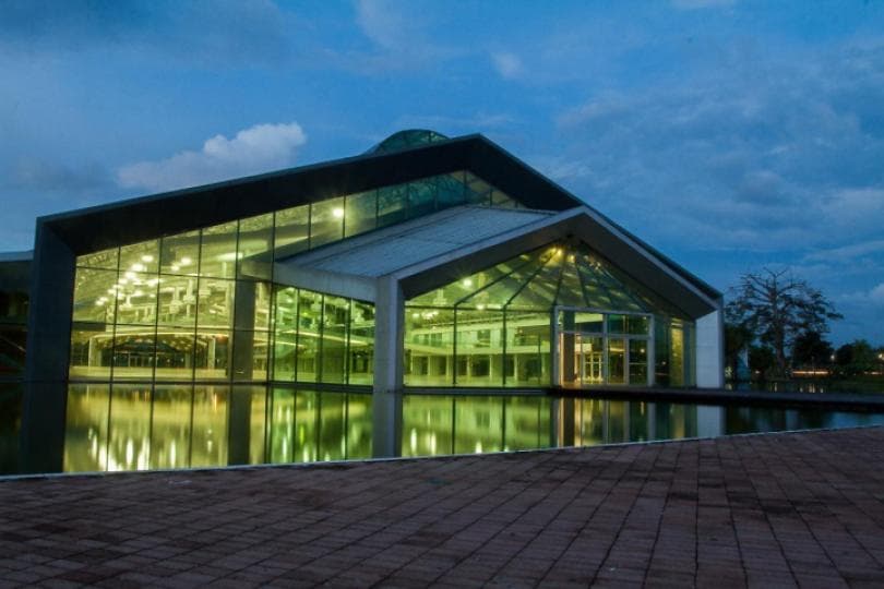 hangar-1-fachada-noturna